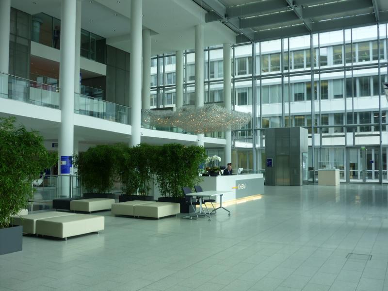 03_Beratung-zu-einem-Natursteinbelag-im-Foyer-EnBW-City-GmbH-und-Co.-KG-Stuttgart_Gegenständliche-Eingangshalle