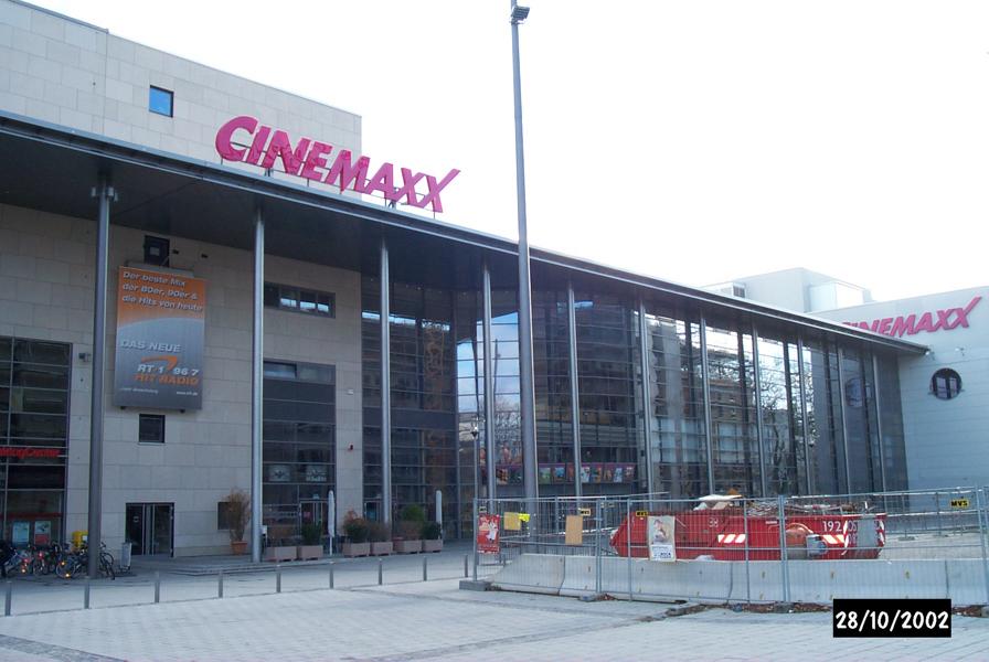 04_Beratung-zu-Plattenbelag-und-zu-Dehnfugen-im-Cinemaxx-Augsburg_Kino-von-außen