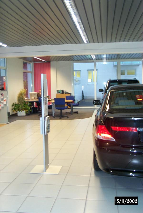 27_Ursachenermittlung-für-Rissbildung-in-den-Fliesen-im-Ausstellungsraum-eines-BMW-Autohauses_Ausstellungsraum-EG